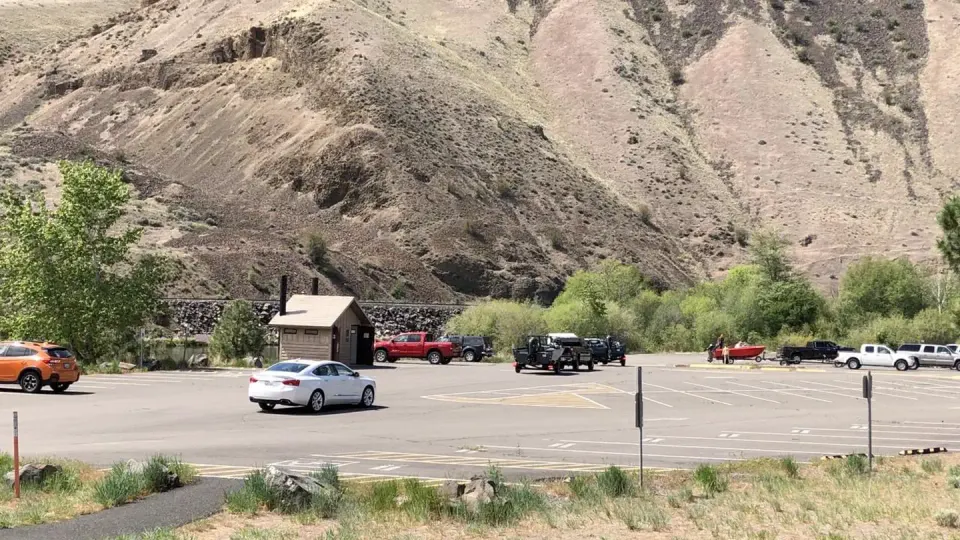 Roza recreation site parking lot